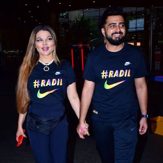 Rakhi Adil Photos: राखी और आदिल की इन रोमांटिक फोटोज का दीवाना हुआ सोशल मीडिया, खूब हो रहीं वायरल Rakhi Adil Photos: राखी और आदिल की इन रोमांटिक फोटोज का दीवाना हुआ सोशल मीडिया, खूब हो रहीं वायरल