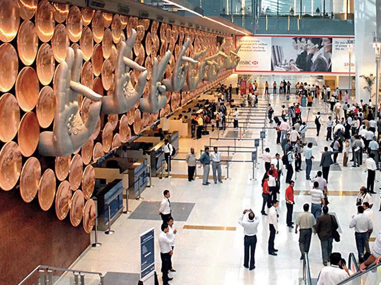 Urination case Man Pees At Delhi Airport Departure Gate Was To Fly To Saudi Arabia know more details in tamil சர்ச்சை மேல் சர்ச்சை... டெல்லி விமான நிலையத்தின் நுழைவாயிலில் சிறுநீர் கழித்த போதை பயணி...!