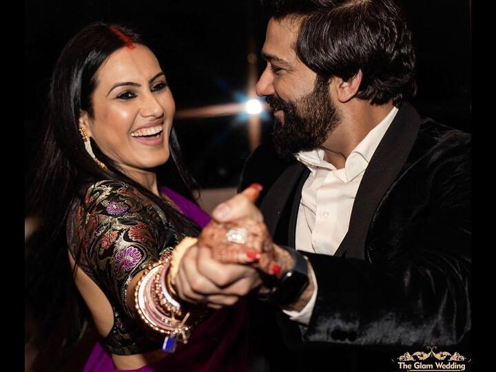 काम्या पंजाबी ने भी बंटी नेगी से पहली शादी रचाई थी जिससे उन्हें एक बेटी है. काम्या और बंटी का शादी करीब एक दशक चली और साल 2013 में उन्होंने तलाक ले लिया था. इसके बाद काम्या ने दिल्ली बेस्ड तलाकशुदा बिजनेसमैन शलभ डांग के साथ शादी रचाई जिनका पहली शादी से एक बेटा है. कहा जाता है कि काम्या और शलभ भी शादी से पहले लिव इन में रहते थे. फिलहाल दोनों बच्चे काम्या और शलभ के साथ ही एक फैमिली हैं.