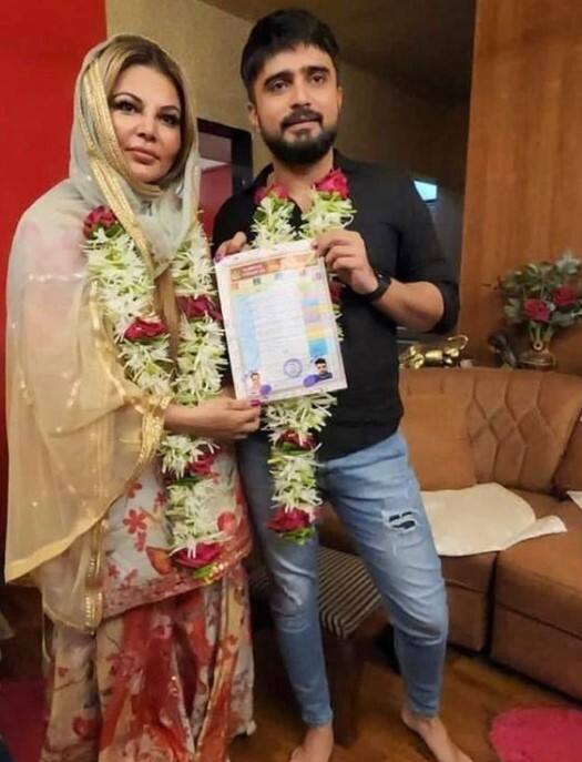 राखी सावंत ने एक बार फिर शादी कर ली है और इस बार उन्होंने आदिल के साथ घर बसाया है. दोनों की कुछ तस्वीरें वायरल हो रही हैं, जिसमें वो हाथ में कोर्ट मैरिज का सर्टिफिकेट लिए नजर आ रहे हैं. कपल ने कोर्ट मैरिज की है और इन दोनों की कोर्ट मैरिज के बाद पहली तस्वीर भी सामने आ गई है, जिसमें दोनों के गले में वरमाला नजर आ रही है.