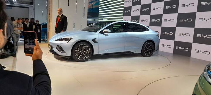 BYD की इस कार की सिंगल फुल चार्ज पर 700 किलोमीटर तक की रेंज देखने को मिलेगी. ये इलेक्ट्रिक कार महज 3.8 सेकेंड्स में 100 किलोमीटर प्रति घंटे की स्पीड पकड़ने में सक्षम होगी.