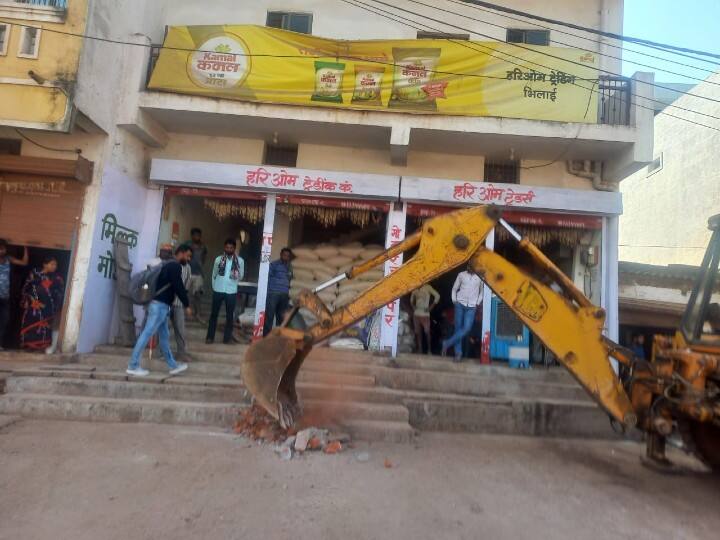 Chhattisgarh: दुर्ग के भिलाई जिले में प्रशासन का एक्शन, 50 से अधिक अवैध कब्जों पर चला बुलडोजर Chhattisgarh Bhilai Bulldozer again on illegal constructions know action on how many illegal constructions ANN Chhattisgarh: दुर्ग के भिलाई जिले में प्रशासन का एक्शन, 50 से अधिक अवैध कब्जों पर चला बुलडोजर