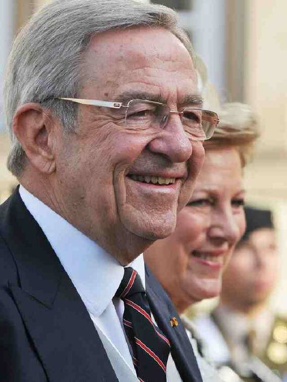 கிரீஸ் நாட்டின் கடைசி மன்னர் மரணம்..சொகமடைந்த மக்கள்!