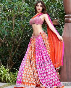 Nikki Tamboli Photo: फ्रेंड की शादी में दिखना चाहती हैं स्टाइलिश और खूबसूरत, तो एक्ट्रेस निक्की तंबोली के लुक को करें ट्राई