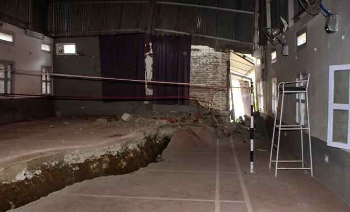 বাগেশ্বর বাগেশ্বরের কাপকটের খারবাগাড় গ্রামের উপর দিয়ে, পাহাড় ভেদ করে এগিয়েছে সুড়ঙ্গ। তার উপর আবার বড় বড় গর্ত খোঁড়া হয়েছে, যা জলবিদ্যুৎ উৎপাদনের কাজে ব্যবহৃত হবে। এর ফলে জল চুঁইয়ে মাটি আলগা হয়ে যাচ্ছে বলে অভিযোগ স্থানীয়দের। ওই গ্রামে প্রায় ৬০টি পরিবার রয়েছে। প্রায়শই সেখানে ভূমিধস লেগে থাকে। গ্রামের উপর দিয়ে গিয়েছে সুড়ঙ্গ। রেবতী নদী বয়ে যায় নিচে দিয়ে।