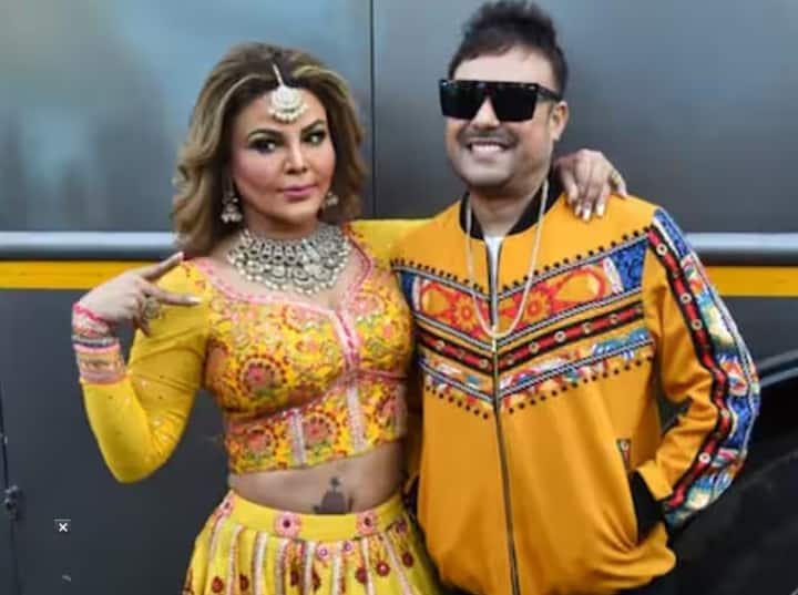 इससे पहले राखी ने रितेश नाम के शख्स से शादी की थी. काफी टाइम तक रितेश दुनिया के सामने नहीं आए थे. लेकिन बिग बॉस 15 में राखी के मिस्टीरियस हसबैंड रितेश का जलवा देखने को मिला था. राखी सावंत ने गुपचुप तरीके से रितेश से शादी रचाई थी. हालांकि बिग बॉस के घर से बाहर आते ही ये रिश्ता टूट गया. बाद में खबरें आई थी किं रितेश पहले से शादीशुदा थे और एक बच्चे के पिता भी थे.