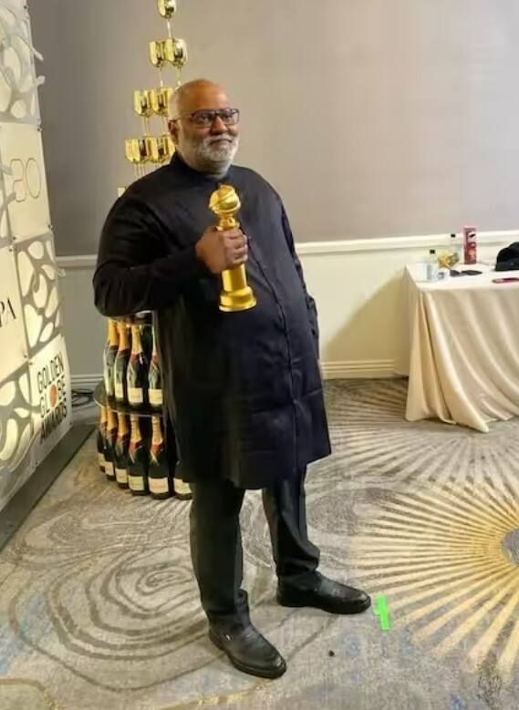 आरआरआरमधील नाटू नाटू या गाण्याला गोल्डन ब्लोब पुरस्कारानं गौरवण्यात आलं. यावेळी संगीतकार एम एम कीरावानी  यांनी हा पुरस्कार स्विकारला. (RRR Movie/twitter)