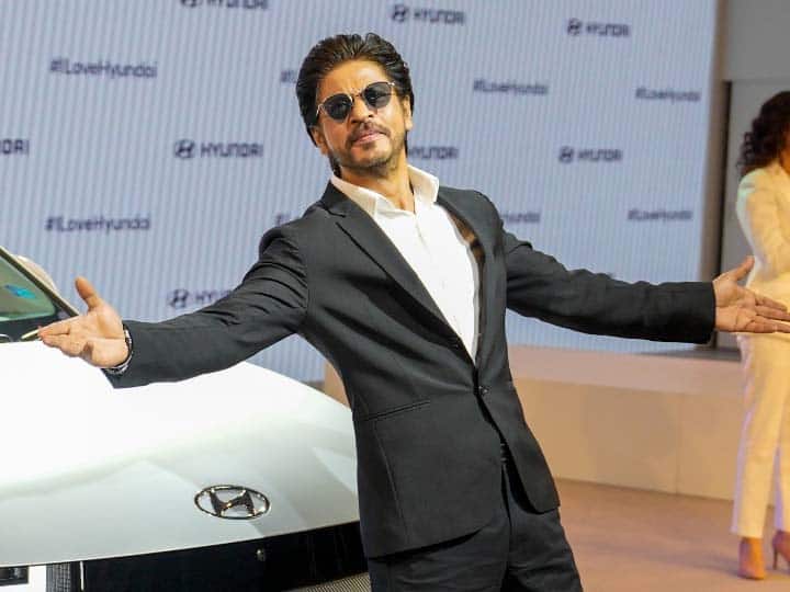 Shah Rukh Khan At Auto Expo 2023: सुपरस्टार  ़शाहरुख खान बुधवार को ऑटो एक्सपो 2023 में शामिल हुए. इस दौरान उन्होंने लोगों को खूब एंटरटेन किया है और अपना सिग्नेचर पोज देकर महफिल लूट ली.