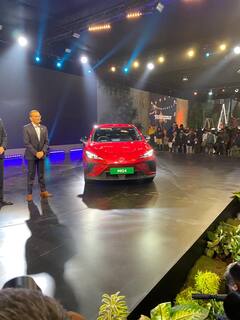 Auto Expo 2023 :  MG - 4 EV हॅचबॅकचे अनावरण,  पाहा फोटो