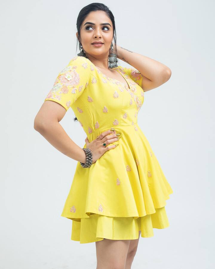 అవకాశం ఉన్నప్పుడల్లా సినిమాల్లో కనిపిస్తోంది.Photo Credit: Sreemukhi/ instagram