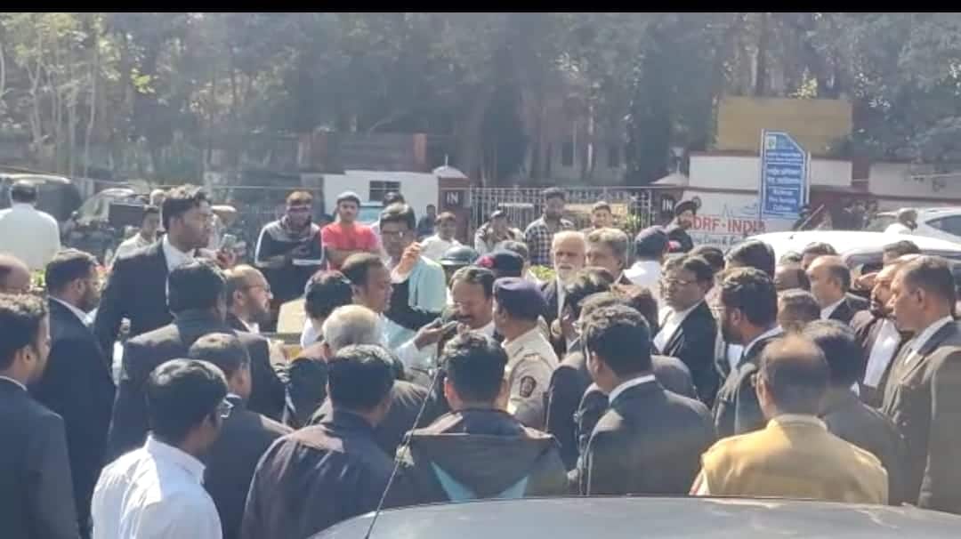 Clash between lawyers and traffic police in District Sessions Court Complaint filed against each other Nagpur News : जिल्हा सत्र न्यायालयात वकील आणि वाहतूक पोलिस अधिकाऱ्याची धक्काबुक्की : परस्परांविरोधात तक्रार दाखल