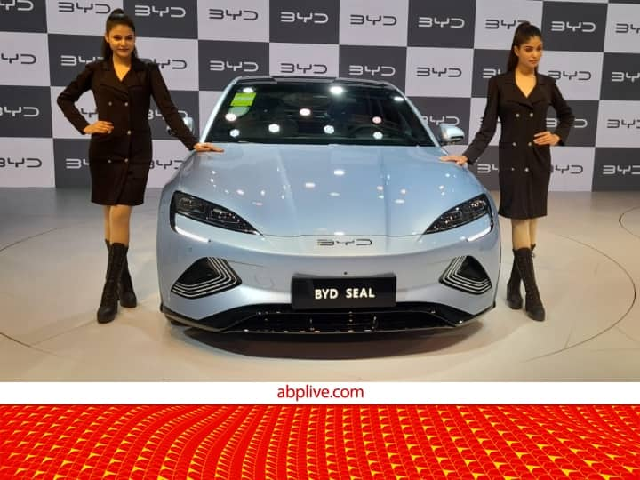 Auto Expo 2023 Photos: वाहन निर्माता कंपनी BYD ने ऑटो एक्सपो में अपनी इलेक्ट्रिक कार SEAL को पेश किया है. जोकि एक सेडान कार है. कंपनी ने इसे बहुत ही प्रीमियम और आकर्षक लुक दिया है.