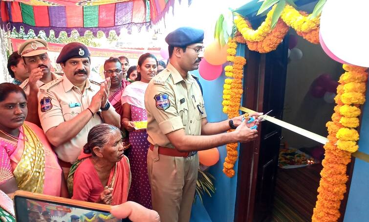 Warangal Police shows their big heart by built home to Old Women who was cheated by her daughter DNN Warangal Police: కన్న కూతురు మోసం చేస్తే, ఖాకీలు కనికరం - అవ్వకు ఇల్లు కట్టించిన పోలీసులు