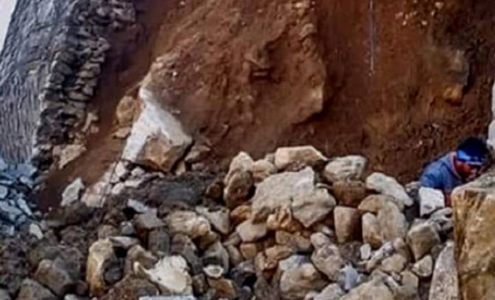 তেহরি গড় ঋষিকেশ-কর্ণপ্রয়াগ রেললাইন তেহরি জেলার আটালি গ্রাম হয়ে এগিয়েছে।  সেখানকার নরেন্দ্রনগর এলাকায় লাগাতার সমস্যার মুখে পড়ছেন স্থানীয়রা। ধসের জেরে আটালির একাধিক বাড়িতে এমনিতেই ফাটল ধরেছে। গ্রামের শেষ প্রান্তে সুড়ঙ্গ তৈরিতে নিত্যদিন বিস্ফোরণ ঘটানো হয়। তাতেও বহু বাড়িতে ফাটল ধরতে শুরু করেছে।