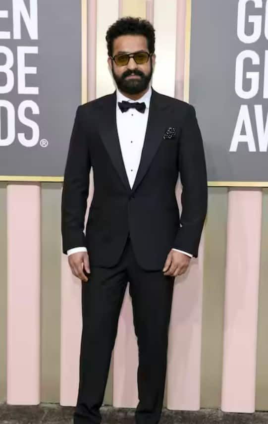 ज्युनियर एनटीआरनं गोल्डन ग्लोब पुरस्कारा सोहळ्यासाठी ऑल ब्लॅक आऊटफिट असा लूक केला होता.  (RRR Movie/twitter)