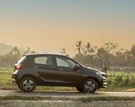 ટાટા ટિઆગો - ટાટા ટિઆગો, આમાં 86PS અને 113Nm આઉટપુર વાળુ 1.2- લીટર પેટ્રૉલ એન્જિન મળે છે, જે 5- સ્પીડ મેન્યૂઆલ અને 5-સ્પીડ AMT નો ઓપ્શન મળે છે. સાથે જ આમાં એપલ કાર પ્લે અને એન્ડ્રોઇડ ઓટોની સાથે સાત ઇંચની ટચસ્ક્રીન ઇન્ફૉટેનમેન્ટ સિસ્ટમ, એલઇડી ડીઆરએલની સાથે પ્રૉજેક્ટર હેડલાઇટ્સ, 15 ઇંચની એલૉય વાઇપરની સાથે એક રિયર ડિફૉગર સહિત અનેકઘણા સારા ફિચર્સ મળે છે. આ કારની શરૂઆત એક્સ શૉરૂમ કિંમત 5.45 લાખ રૂપિયા છે.