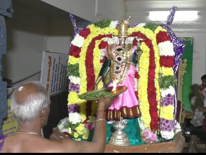 Karur: Rappatu performance in honor of Vaikunda Ekadasi. Displayed in Swami Andal's attire  TNN கரூர்: வைகுண்ட ஏகாதசி முன்னிட்டு ராப்பத்து நிகழ்ச்சி - சுவாமி ஆண்டாள் அலங்காரத்தில் காட்சி