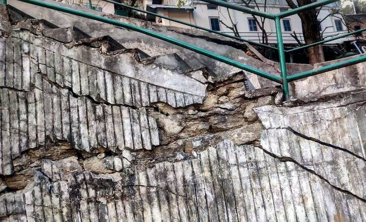 ভাতওয়াড়ি গ্রামের অবস্থান আবার জোশীমঠের মতোই। গ্রামের নিচে দিয়ে বয়ে চলেছে ভাগীরথী। ঠিক উপরে রয়েছে গঙ্গোত্রী হাইওয়ে। ২০১০ সালে ভাগীরথীর ভাঙনে ৪৯টি বাড়ি তলিয়ে যায়। যে বাড়িগুলি এতদিন নিরাপদ ছিল, ফাটল দেখা দিয়েছে সেগুলিতেও। ভাতওয়াড়ি, আস্তাল, উর্দি, ধানেতি, সৌদ, কামাদ, ঠান্ডি, সিরি, ধারকোট, কিয়ার্ক, বারসু, কুজন, পিলাং, জোদাভ,  হুরি, ধাসড়া, ডান্ডালকা, অগুড়া, ভাঙ্কোলি, সেকু, বীরপুর, বাদেঠি, কাঁসি, বড়িয়া, কাফনউল এবং কোর্নার মতো জায়গাগুলিকে অতি স্পর্শকাতর জায়গা হিসেবে চিহ্নিত করা হয়েছে।