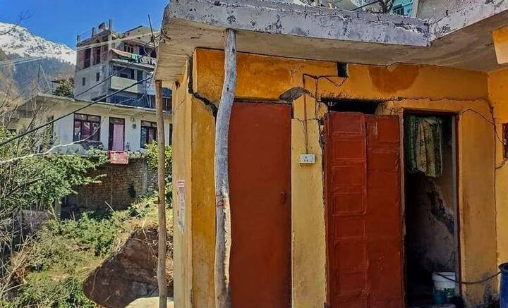 রুদ্রপ্রয়াগ ঋষিকেশ-কর্ণপ্রয়াগ রেলপথের আঁচ পড়ছে মারোদা গ্রামে। সুড়ঙ্গ তৈরিতে ইতিমধ্যেই বেশ কিছু বাড়ি বুলডোজার চাপিয়ে ভেঙে দেওয়া হয়েছে। ভাঙতে চেয়ে আরও কিছু বাড়িকে করা হয়েছে চিহ্নিত। যাঁদের বাড়ি ভেঙেছে, এখনও ক্ষতিপূরণ পাননি তাঁরা। ভাঙা বাড়িতে ত্রিপল টাঙিয়েও রয়েছেন কেউ কেউ। তাতে আরও বড় ধরনের বিপদ হতে পারে।