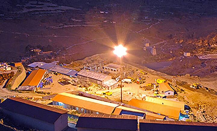 পাহাড়ি রাস্তায় গায়ে গায়ে লেগে রয়েছে বাড়িগুলি। কোনওটি হেলে পড়েছে অন্যটির গায়ে। কোনওটির দেওয়াল আবার কার্যত হাঁ করে রয়েছে। রাস্তাঘাটে এদিক ওদিক কোথাও লম্বালম্বি, কোথাও আবার আড়াআড়ি ফাটল ধরে রয়েছে। কোথাও আবার ঘরের দেওয়াল, ছাদই হুড়মুড়িয়ে পড়ার অপেক্ষায়।