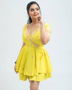 Anchor Sreemukhi: పొట్టి గౌనులో శ్రీముఖి అందాల విందు