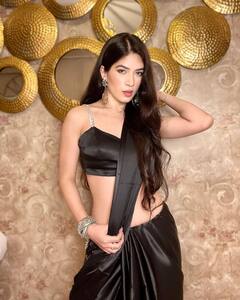 कभी 'Bigg Boss 11' में सिंपल सी दिखने वाली Bandgi Kalra आज हो गई हैं इतनी ग्लैमरस...देखें फोटोज