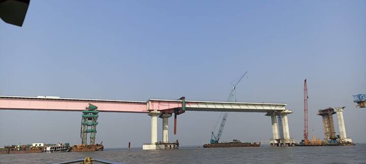 एमएमआरडीएमार्फत  प्रगतीपथावर असलेल्या मुंबई ट्रांस हार्बर लिंक (MTHL) शिवडी न्हावा शेवा सागरी सेतू प्रकल्पातील समुद्रात बांधण्यात येणाऱ्या टप्पा-२ मधील पुलाच्या डाव्या बाजूच्या गाळ्यात उभारण्यात येणाऱ्या पहिल्या सर्वात जास्त लांब ऑर्थोट्रॉपिक स्टिल डेकच्या उभारणीचे काम मुख्यमंत्री, एकनाथ शिंदे यांच्या उपस्थितीत आज होत आहे