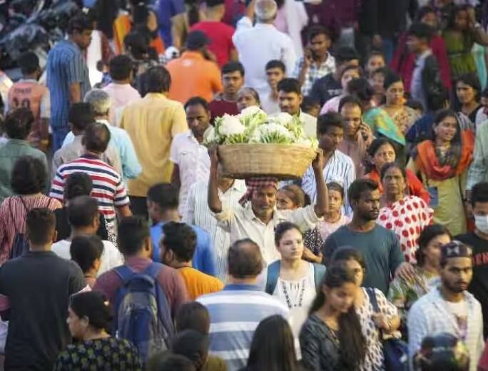 India's population is higher than China's, claims researcher Population: ત્રણ મહિનામાં ચીનને પછાડીને દુનિયાની સૌથી વધુ વસ્તીવાળો દેશ બની જશે ભારત, UN રિપોર્ટમાં દાવો