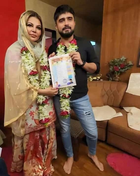 Rakhi Adil Photos: राखी और आदिल की इन रोमांटिक फोटोज का दीवाना हुआ सोशल मीडिया, खूब हो रहीं वायरल Rakhi Adil Photos: राखी और आदिल की इन रोमांटिक फोटोज का दीवाना हुआ सोशल मीडिया, खूब हो रहीं वायरल