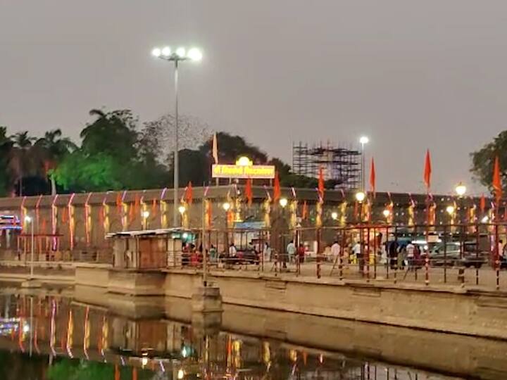 Solapur Siddheshwar yatra  सोलापुरात सिद्धेश्वर महाराजांच्या यात्रेला सुरुवात झालीय.त्यामुळे मंदिर परिसर बहरून गेला आहे.