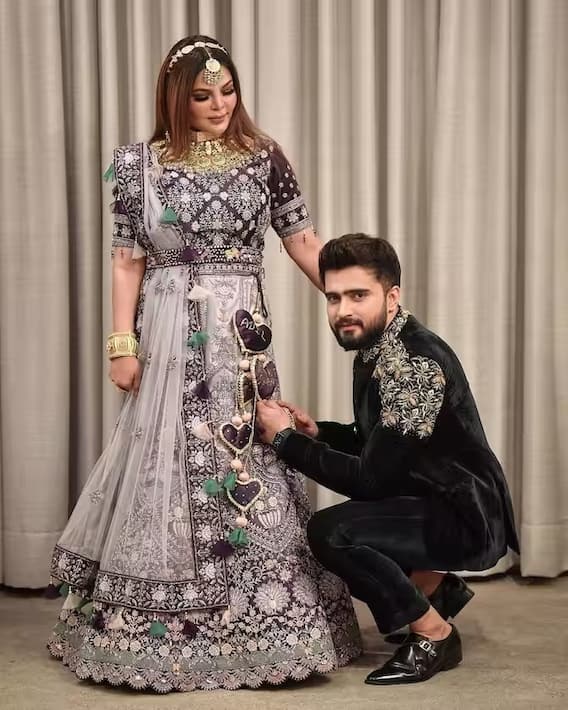 Rakhi Adil Photos: राखी और आदिल की इन रोमांटिक फोटोज का दीवाना हुआ सोशल मीडिया, खूब हो रहीं वायरल Rakhi Adil Photos: राखी और आदिल की इन रोमांटिक फोटोज का दीवाना हुआ सोशल मीडिया, खूब हो रहीं वायरल