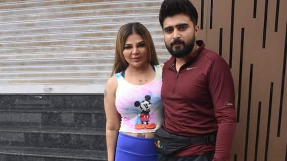 Rakhi Adil Photos: राखी और आदिल की इन रोमांटिक फोटोज का दीवाना हुआ सोशल मीडिया, खूब हो रहीं वायरल Rakhi Adil Photos: राखी और आदिल की इन रोमांटिक फोटोज का दीवाना हुआ सोशल मीडिया, खूब हो रहीं वायरल