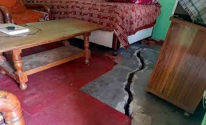 কিন্তু শুধুই জোশীমঠ নয়, উত্তরাখণ্ডের একাধিক জায়গাতেই পরিস্থিতি রীতিমতো উদ্বেগজনক বলে খবর সামনে আসছে। পাউরি, বাগেশ্বর, উত্তরকাশী, তেহরি গরওয়াল, রুদ্রপ্রয়াগের মতো জায়গাগুলিও যে কোনও দিন জোশীমঠ হয়ে উঠতে পারে বলে আশঙ্কা স্থানীয়দের।