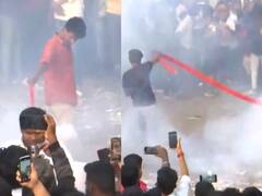 Varisu Thunivu Release: கையில் சரவெடி.. பரமா ஃபர்ஸ்ட் போய் படி.. சேட்டையை சேவையாக செய்யும் விஜய், அஜித் ரசிகர்கள்..!