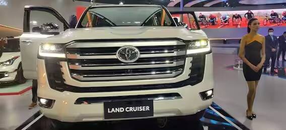 Auto Expo 2023: বিশ্ববাজারে এসে গিয়েছে আগেই। এবার ভারতের গাড়ির মেলায় এই এসইউভি নিয়ে এল  Toyota। নতুন ল্যান্ড ক্রুজার LC300 মেলায় এনেছে কোম্পানি।