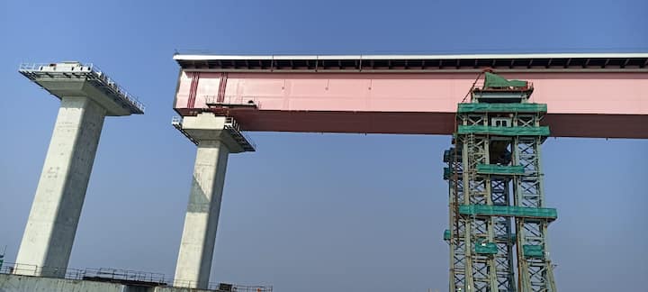 पॅकेज टू मधील ऑर्थोट्राफिक स्टील डेक उभारण्याचा हा प्रकल्पातील सर्वात महत्त्वाचा टप्पा आहे.