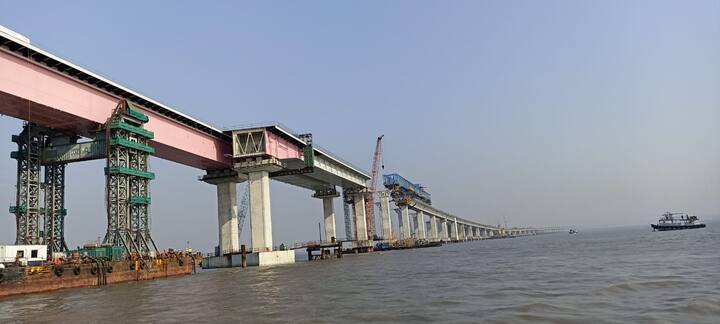 या संपूर्ण प्रकल्पामध्ये 65 मीटर ते 180 मीटर लांबीचे 70 ऑर्थोट्रॉपिक स्टिल डेकची उभारणी करण्यात येत आहेत.... यापैकी 36 डेक ची काम पूर्ण झाले आहे.