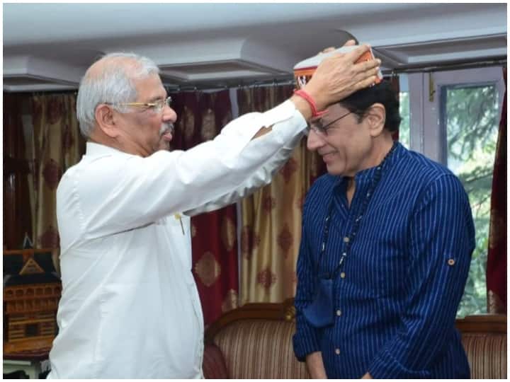 अरुण ने पास खड़े एक शख्स से पूरा मामला जाना तो पता लगा कि वह व्यक्ति सिगरेट पीने की वजह से नाराज था. उसने कहा था, 'हम तो तुम्हें भगवान समझते हैं और तुम यहां बैठकर सिगरेट पी रहे हो?'