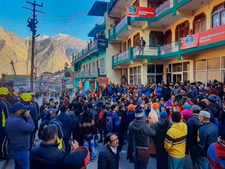 Joshimath Sinking Chamoli administration demolish Mount View Malari Inn Hotels but protest against team by Owner Joshimath Sinking: जोशीमठ में होटल गिराने पहुंचे प्रशासन का जबरस्त विरोध, मलिकों बोले- 'खून पसीने से बनाया'