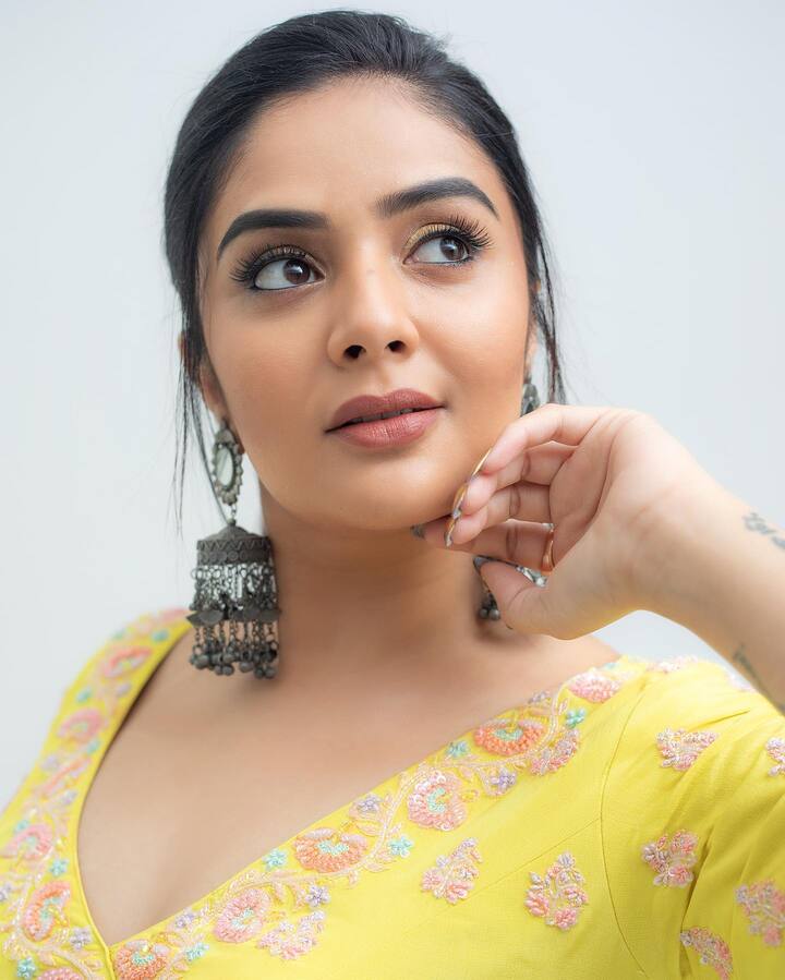 పలు ఛానెల్స్ లో యాంకర్ గా చేస్తూ బుల్లితెర ప్రేక్షకులను అలరిస్తోంది.Photo Credit: Sreemukhi/ instagram