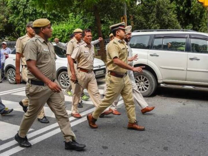 Delhi Crime: 'गले पर कट का निशान, मुंह से निकल रहा झाग', होटल में मिली कपल की लाश