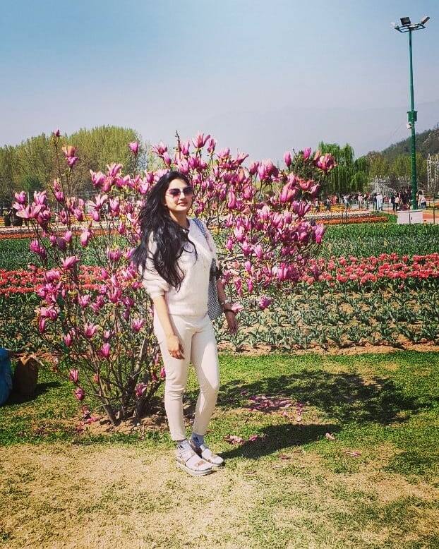 టెన్త్ లోనూ మొదటి సినిమా విడుదల కావడం ఆ తర్వాత మరో రెండు మూవీస్ చేయడంతో కాలేజీకి వెళ్లే అవకాశం రాలేదట. ప్లస్ టూ తర్వాత కరస్పాండెంట్ లో డిగ్రీ పూర్తిచేసింది.