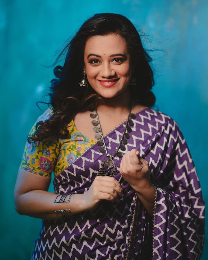 स्पृहानं जांभळी साडी आणि ऑक्साइडचे दागिने या लूकमधील फोटो सोशल मीडियावर शेअर केले.   (Spruha Joshi/instagram)