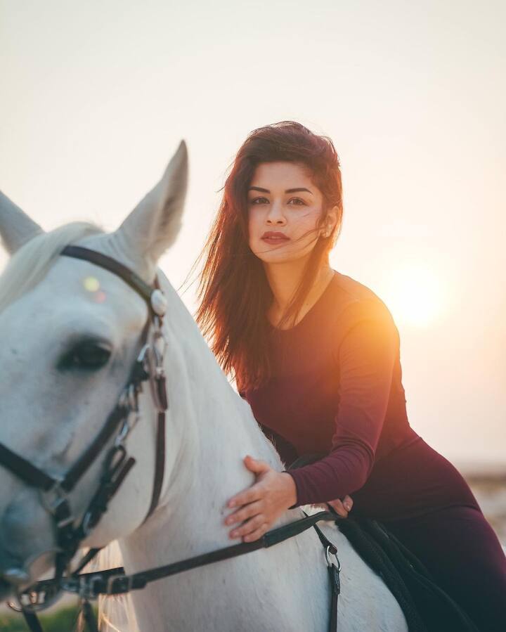 अवनीत या फोटोंमध्ये घोडेस्वारीचा आनंद घेताना दिसत आहे. फोटोंमध्ये अभिनेत्रीचा स्वॅग पाहण्यासारखा आहे. इथे तिने डार्क पर्पल शेडचा आऊटफिट आणि व्हाईट शूज घातले आहेत. (फोटो सौजन्य :avneetkaur_13/instagram )