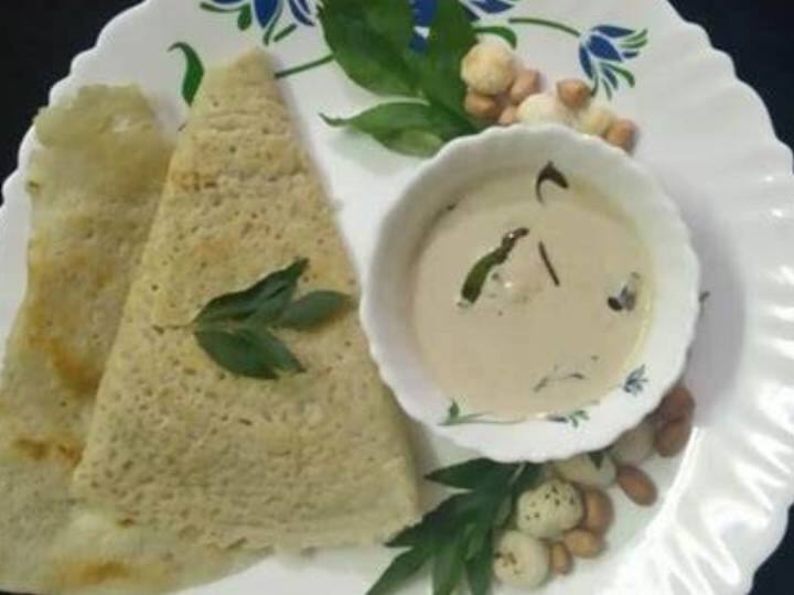 एक बाउल में मखाना, रवा, पोहा, दही, 1 कप पानी और स्वादानुसार नमक डालें। अच्छा मिश्रण दें.इसे 10-12 मिनट के लिए लगा रहने दें.1/2 कप पानी के साथ मिश्रण को ब्लेंडर में डालें.तब तक ब्लेंड करें जब तक यह एक स्मूथ बैटर न बना ले.