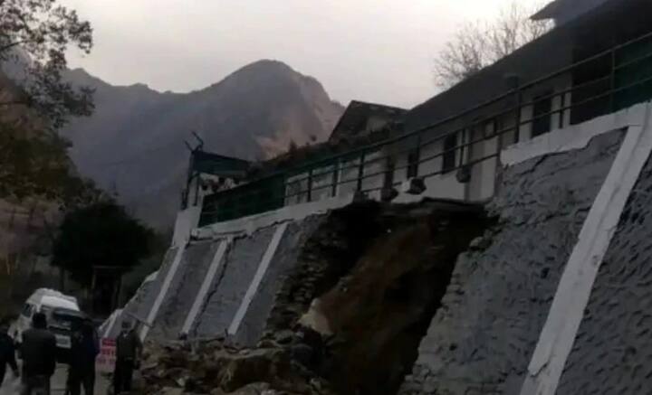 পাউরি পাহাড় কেটে রেললাইন এগিয়ে নিয়ে যাওয়ার জন্য বাড়িতে ফাটল ধরছে বলে দাবি এলাকাবাসীদের। শ্রীনগরের হেদাল মহল্লায় একাধিক বাড়িতে ফাটল ধরার ঘটনা সামনে এসেছে। এ ছাড়াও, আশিস বিহার, নার্সারি রোডের বাড়িগুলিরও একই অবস্থা। ঋষিকেশ-কর্ণপ্রয়াগ রেল পথে সুড়ঙ্গ তৈরির কাজের জেরেই এমন অবস্থা বলে দাবি স্থানীয়দের। তাঁদের দাবি, আতঙ্ক বুকে নিয়ে দিনপাত করছেন তাঁরা।