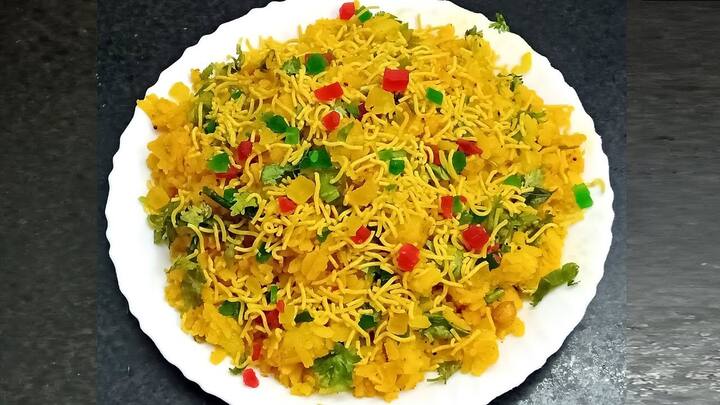 ઘણા લોકોને નહાતા પહેલા નાસ્તો કરવાની આદત હોય છે. પરંતુ આવું ન કરવું જોઈએ. આ પાચન પ્રક્રિયા પર ખૂબ જ ખરાબ અસર કરે છે. તેનાથી અપચોની સમસ્યા થઈ શકે છે. આયુર્વેદ અનુસાર, તમારી પાચન અગ્નિ સપ્તાહ આવે છે. જેના કારણે ખોરાક પચવામાં તકલીફ થાય છે.