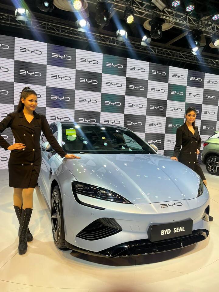 ऑटो एक्स्पोमध्ये आकर्षक फॉरेस्ट ग्रीन कलरमध्ये ही कार सादर करण्यात आली आहे. BYD Seal आंतरराष्ट्रीय बाजारपेठेत टेस्ला मॉडेल 3 शी स्पर्धा करते.
