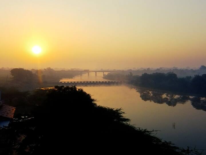 latur Maharashtra Manjara river : धुक्यात हरवली मांजरा नदी; उगवतीच्या सूर्याची लालिमा पसरली, भन्नाट दृश्य