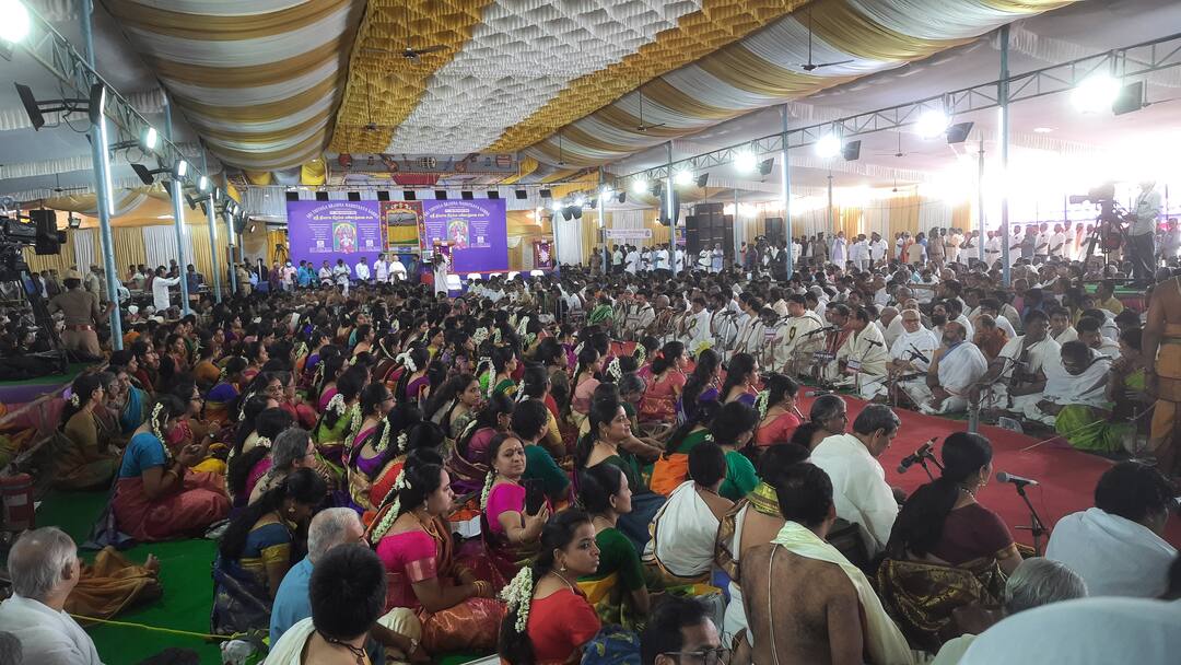 தியாகராஜ சுவாமிகளுக்கு இசைக் கலைஞர்கள் பஞ்சரத்ன கீர்த்தனை இசைத்து இசை அஞ்சலி